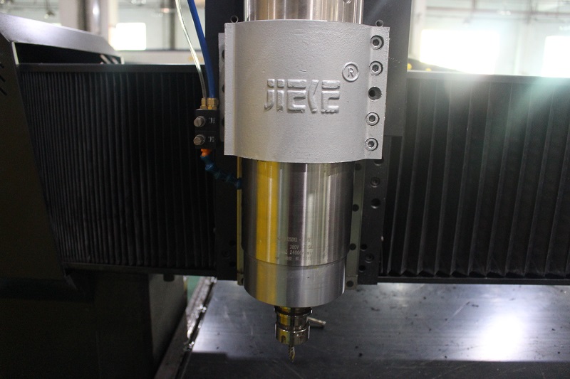 鋁單板雕刻機的主軸用水冷的還是風(fēng)冷的好？